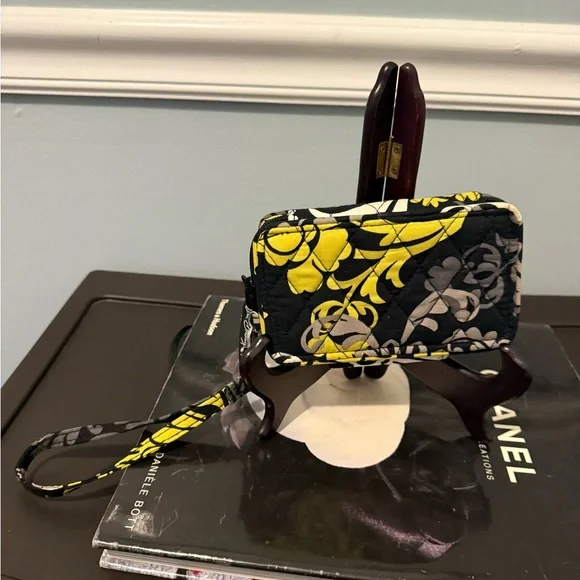 Vera Bradley Quilted Fabric Zip Wallet ID Phone Case Wristlet - Picture 2 of 3